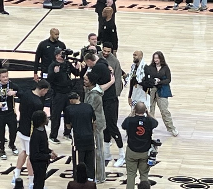 天博官网-一起拿过冠军！波尔津吉斯赛后与豪泽、塔图姆、怀特寒暄